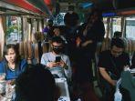 suasana-ngopi-di-bus.jpg