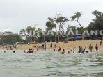 suasana-pantai-balekambang-malang.jpg