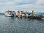 suasana-pelabuhan-penyeberangan-ferry-namlea-maluku.jpg