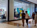 suasana-pengunjung-dan-toko-toko-yang-sudah-buka-di-mall-cantral-park.jpg