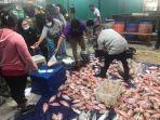 suasana-pengunjung-di-pasar-ikan-balekambang-saat-sedang-belanja.jpg