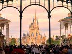 suasana-pengunjung-di-tokyo-disneyland-satu-tempat-wisata-hits-di-jepang.jpg