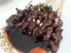 suasana-rumah-makan-sate-toni-cirebon.jpg