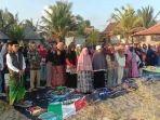 suasana-saat-warga-menggelar-doa-bersama-di-sekitar-lokasi-tkp-tiga-bocah-tenggelam.jpg