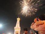 suasana-tugu-saat-tahun-baru.jpg