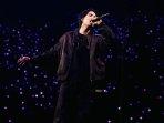 suga-bts-menyanyi.jpg