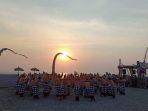 suguhan-tari-kecak-batu-bolong-ditemani-sunset-di-pantai-yeh-gangga.jpg