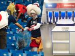 suporter-jepang-bersihkan-sampah_20180703_154711.jpg