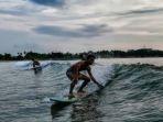 surfing-di-pantai-carita-banten.jpg