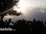 susana-berkemah-di-bukit-sewu-sambang-banyuwangi.jpg