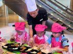 sushi-bersama-chef-profesional-di-Festival-Jepang-Gajah-Mada-Plaza-2025.jpg