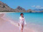 syahnaz-sadiqah-liburan-di-pink-beach.jpg