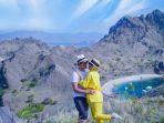 syahrini-dan-reino-barack-di-pulau-padar.jpg