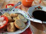 tahu-pong-telur-yang-disajikan-dengan-petis-udang-di-warung-tahu-pong-gajah-mada.jpg