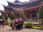 tak-hanya-berwisata-sejarah-pengunjung-juga-berswafoto-didepan-klenteng_20181013_205149.jpg