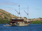 taman-nasional-komodo-naik-kapal-phinisi.jpg