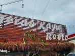 tampak-depan-teras-kayu-resto.jpg