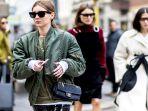 Traveling Saat Musim Hujan Tetap Stylish dengan Perpaduan 6 Style Bomber Jacket Ini