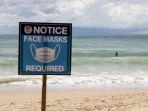 tanda-bertuliskan-face-masks-required-di-pantai-patong-di-phuket.jpg