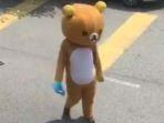 tangkap-layar-pria-pakai-kostum-rilakkuma-di-tengah-pandemi-virus-corona.jpg
