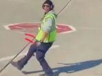 tangkap-layar-video-juru-parkir-pesawat-joget-di-plataran-apron.jpg