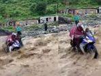tangkapan-layar-bideo-detik-detik-menegangkan-pemotor-sport-nekat-melawan-arus-deras.jpg