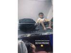 tangkapan-layar-dari-sebuah-video-viral-mengenai-anak-kecil-yang-duduk-di-rak-bagasi-kereta-api.jpg