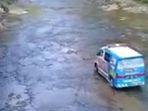 tangkapan-layar-video-berisi-angkutan-bermuatan-penumpang-melintasi-sungai-serang.jpg