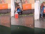 tangkapan-layar-video-seorang-karyawan-restoran-mengambil-genangan-air-hujan.jpg