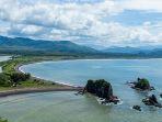 teluk-love-jember-dengan-keunikan-bentuk-yang-menyerupai-hati.jpg