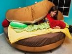 Cute! 5 Furnitur Bertema Makanan Ini Bikin Pengin Gigit, Mulai Bantal Cookies Hingga Kursi Telur