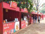 terlihat-pengunjung-sedang-berdiri-di-depan-gerai-makanan-pada-acara-go-food-festival.jpg