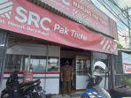 thohir-saat-berdiri-di-depan-warung-miliknya-di-kawasan-bandara-yia.jpg
