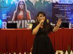 tia-afi-saat-tampil-di-press-conference.jpg