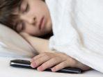 tidur-dekat-dengan-ponsel.jpg