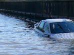 tips-bertahan-hidup-saat-berada-di-mobil-ketika-terjebak-banjir-bandang.jpg