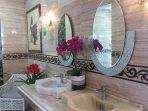 toilet-mewah-di-spbu-pasar-kemis-kabupaten-tangerang-menjadi-viral-di-medsos.jpg