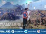 toilet-pria-yang-bergambar-panorama-gunung-bromo-di-terminal-t2-bandara-juanda.jpg