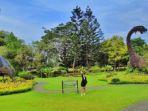 topiary-dinosaurus-di-taman-bunga-nusantara.jpg