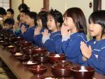 tradisi-makan-di-jepang_20170831_150436.jpg