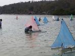 tradisi-ngabuburit-balap-perahu-layar-mini-di-surabaya.jpg
