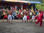 tradisi-pukul-sapu-di-maluku-tengah.jpg