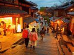 traveler-yang-sedang-menikmati-liburan-di-jepang.jpg