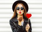 Trik Memakai Lipstik Agar Awet Seharian Saat Traveling ala Beauty Vlogger Hellua Puspoyo