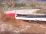 Mental Baja! Sopir Truk Ini Nekat Terobos Banjir, Begitu Tancap Gas, Lihat Kejadian Selanjutnya