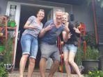 turis-asing-berpose-di-depan-salah-satu-homestay.jpg