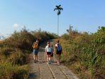 turis-jogging-di-bukit-campuhan.jpg