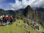 turis-mengunjungi-reruntuhan-inca-kuno-machu-picchu-di-lembah-urubamba.jpg