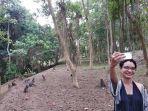 turis-saat-sedang-pose-di-monkey-river-kemenuh.jpg