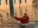turis-tercebur-ke-dalam-kanal-venesia.jpg
